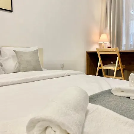 Cozy Next To State Opera With Work Space