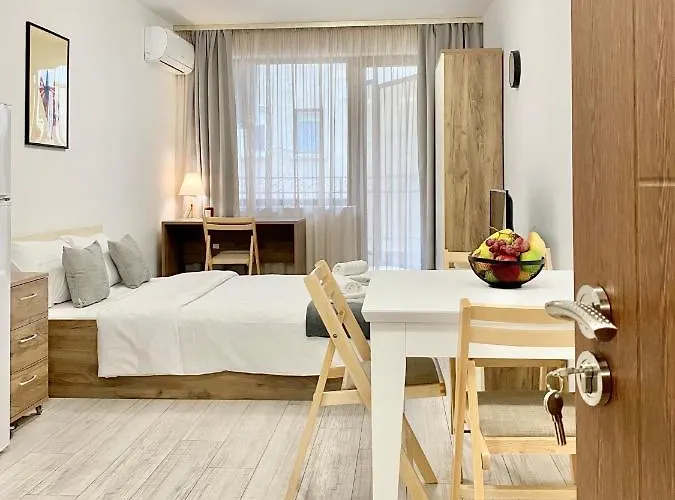 Cozy Next To State Opera With Work Space